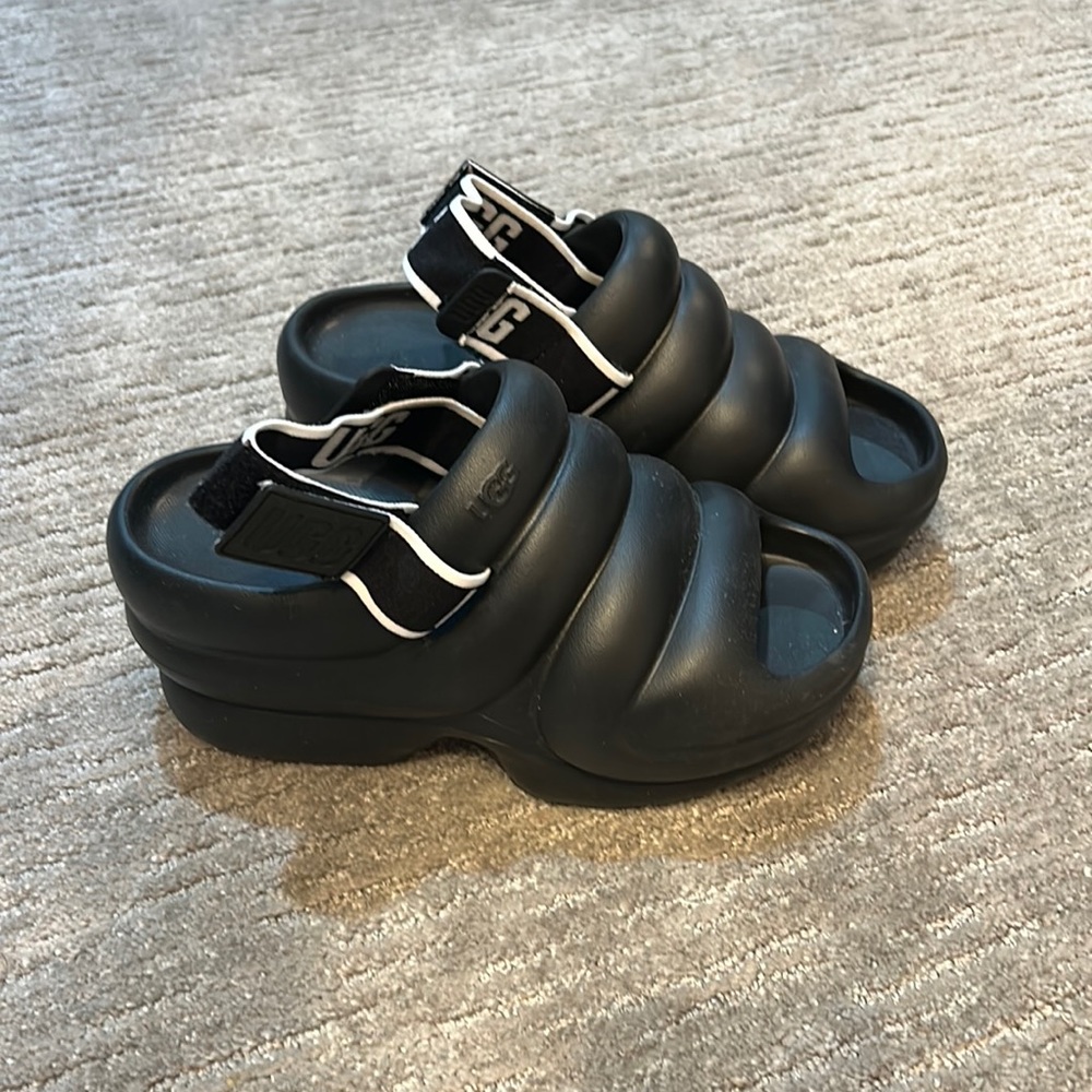 Ugg Aww Yeah Black size 6